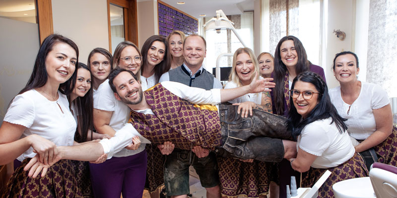 Team Dirndl Lachen Wartezimmer · relax & smile® · Sanfte Kieferorthopädie Dr. Ana Torres Moneu & Dr. Christoph Moschik