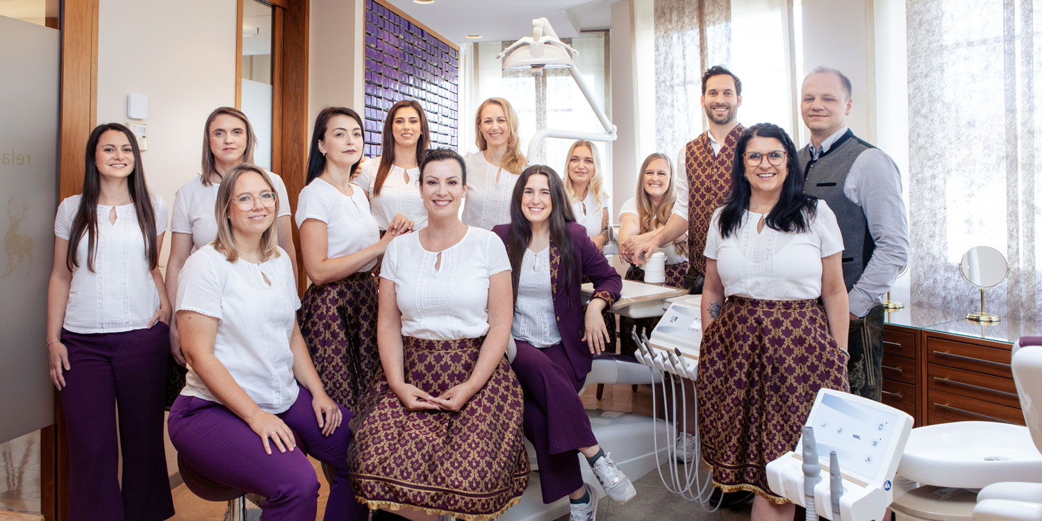 Team Dirndl Lachen Wartezimmer · relax & smile® · Sanfte Kieferorthopädie Dr. Ana Torres Moneu & Dr. Christoph Moschik