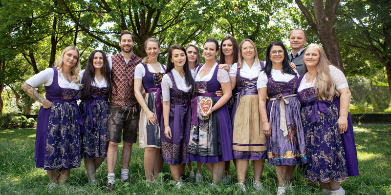 Team Dirndl Lachen Wartezimmer · relax & smile® · Sanfte Kieferorthopädie Dr. Ana Torres Moneu & Dr. Christoph Moschik